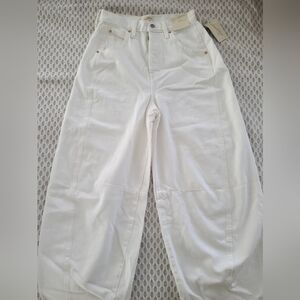 New Universal Thread White Barrel Denim Jeans